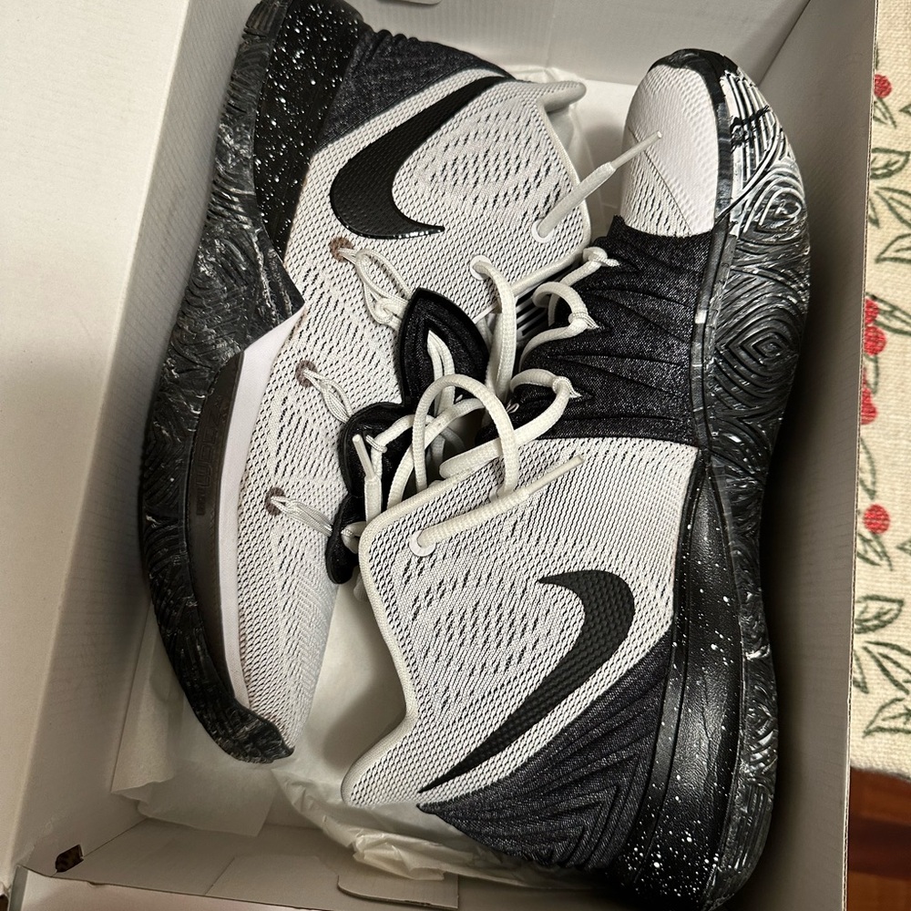 Nike Kyrie Five Men’s Sneakers